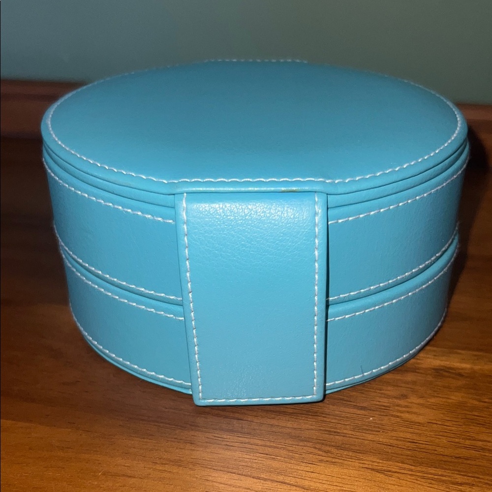 NEW!! Milano colab w/ Crate & Barrel Round Blue Leather Jewelry Box Tiffany Blue